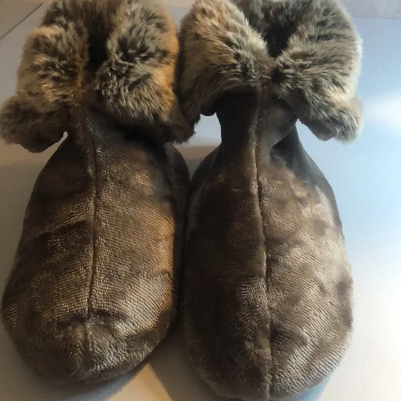 Woman’s fur slippers - Picture 2 of 8